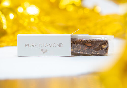 人気パーソナルトレーナー岡部 友 氏 × wellty コラボレーション商品「プロテインローチョコレートバー」発売のお知らせ